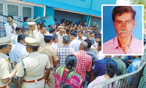 காட்டு யானை தாக்கி தொழிலாளி பலி: உடலை வாங்க மறுத்து ஆதிவாசி மக்கள் போராட்டம் காட்டு யானை தாக்கி தொழிலாளி பலி: உடலை வாங்க மறுத்து ஆதிவாசி மக்கள் போராட்டம்