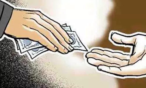 வீட்டுவரி ரசீதுக்கு ரூ.13 ஆயிரம் லஞ்சம்; ஊராட்சி தலைவர்-டிரைவர் கைது