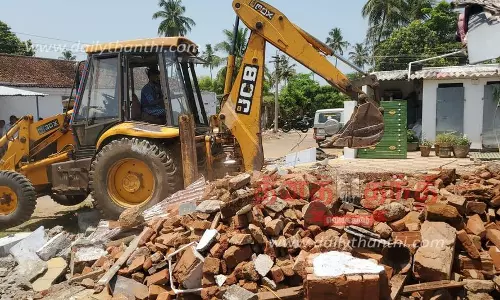கோவில் இடத்தை ஆக்கிரமித்து கட்டப்பட்ட வீடு இடித்து அகற்றம்