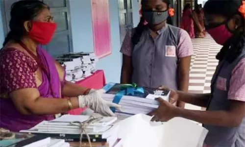 பாட புத்தகங்கள், கல்வி உபகரணங்களை பள்ளி திறக்கும் முதல் நாளில் மாணவர்களுக்கு வழங்க வேண்டும் - கல்வித்துறை உத்தரவு