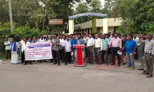 செய்யாறு உதவி கலெக்டரை கண்டித்து வருவாய்த்துறை அலுவலர் சங்கத்தினர் ஆர்ப்பாட்டம்