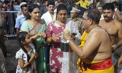 திருச்செந்தூர் சுப்பிரமணிய சுவாமி கோவிலில் ஆந்திரா மாநில அமைச்சர் ரோஜா சாமி தரிசனம்