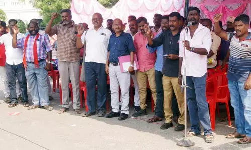 டிக்கெட் பரிசோதகர்கள் தர்ணா