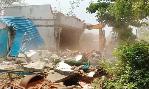 ஆக்கிரமிப்பு வீடு, கடைகள் இடிப்பு