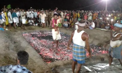 திரவுபதி அம்மன் கோவிலில் தீமிதி திருவிழா திரவுபதி அம்மன் கோவிலில் தீமிதி திருவிழா