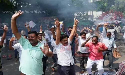சித்தராமையா முதல்-மந்திரியாக அறிவிக்கப்பட்டதாக வெளியான தகவலால் பெங்களூரு, மைசூருவில் ஆதரவாளர்கள் கொண்டாட்டம்