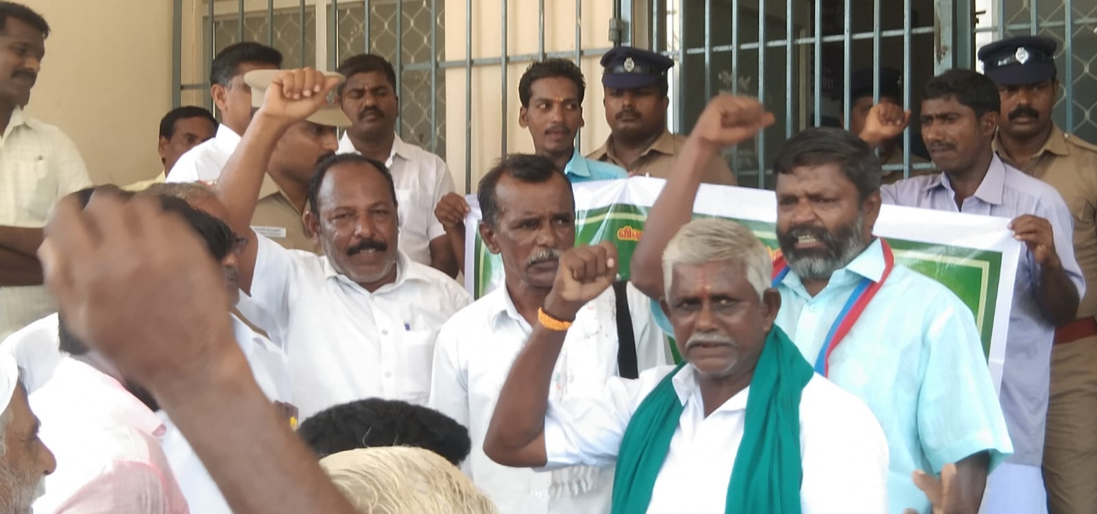 Farmers lay siege to Tahsildar office தாசில்தார் அலுவலகத்தை