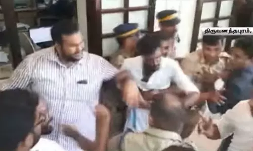 தேர்தலில் ஆள்மாறாட்டம்: போலீசார் - மாணவர்கள் இடையே கைகலப்பு தேர்தலில் ஆள்மாறாட்டம்: போலீசார் - மாணவர்கள் இடையே கைகலப்பு