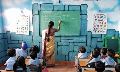 அரசுப் பள்ளிகளில் கூடுதலாக நியமிக்கப்பட்ட 3,000 ஆசிரியா்களுக்கு 3 மாதங்கள் பணி நீட்டிப்பு..! அரசுப் பள்ளிகளில் கூடுதலாக நியமிக்கப்பட்ட 3,000 ஆசிரியா்களுக்கு 3 மாதங்கள் பணி நீட்டிப்பு..!