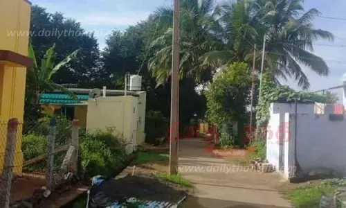 சாலையின் நடுவில் மின்கம்பம்