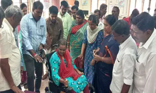 வால்பாறையில் குறைதீர்ப்பு முகாம்:-மாற்றுத்திறனாளிகளுக்கு நலத்திட்ட உதவிகள்-சப்-கலெக்டர் பிரியங்கா வழங்கினார்