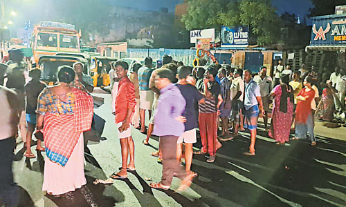 மின்தடையை கண்டித்து 2-வது நாளாக போராட்டம்: திரு.வி.க.நகரில் பொதுமக்கள் சாலை மறியல் - மின்வாரிய அலுவலகம் முற்றுகை