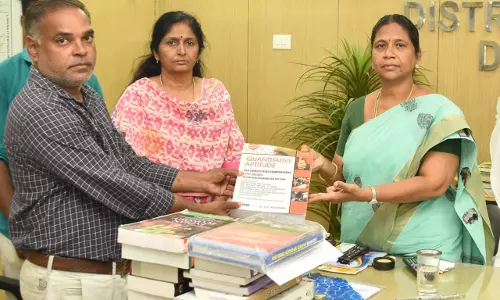 போட்டித்தேர்வுகள் எழுதும் மாணவ, மாணவிகள் பயன்பெறநூலகங்களுக்கு 20 தலைப்புகளில் பொதுஅறிவு புத்தகங்கள்கலெக்டர் சாந்தி வழங்கினார்