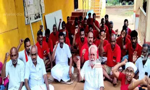 டாஸ்மாக் சுமை தூக்கும் தொழிலாளர்கள் போராட்டம்