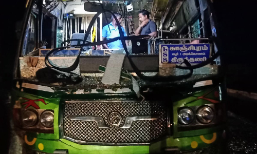 பஸ் கண்ணாடி உடைப்பு