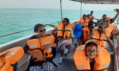 உச்சிப்புளி அரியமான் கடலில் சுற்றுலா பயணிகள் படகுசவாரி