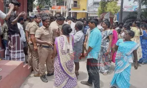 கார் மோதி சிறுவன் சாவு: உதவி கலெக்டர் அலுவலகத்தை உறவினர்கள் முற்றுகை