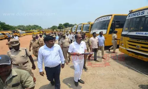 தனியார் பள்ளிக்கூட வாகனங்களில் ஆய்வு பணி; கலெக்டர் கார்த்திகேயன் தொடங்கி வைத்தார்