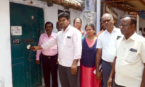 ஈரோட்டில், வாடகை செலுத்தாததால் ஜவுளி குடோன் பூட்டி சீல் வைப்பு- இந்து அறநிலையத்துறை அதிகாரிகள் நடவடிக்கை