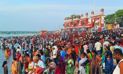 வைகாசி மாத அமாவாசை: அக்னி தீர்த்த கடலில் நூற்றுக்கணக்கான பக்தர்கள் புனித நீராடினர்..!