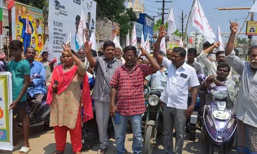 திண்டுக்கல்லில் மாற்றுத்திறனாளிகள் காத்திருப்பு போராட்டம்