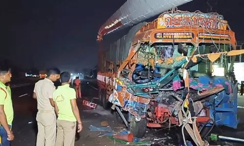 பழுதாகி நின்ற லாரி, கார் மீது மற்றொரு லாரி மோதல்; டிரைவர் உள்பட 2 பேர் படுகாயம்