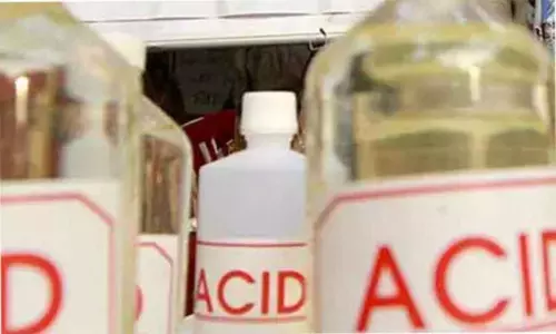 முன்னாள் காதலனின் மனைவி மீது ஆசிட் வீசிய பெண் - மத்திய பிரதேசத்தில் அதிர்ச்சி சம்பவம்