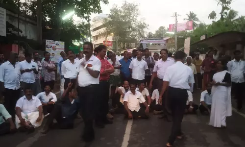 குலசேகரத்தில்போலீசாரை கண்டித்து வக்கீல்கள் திடீர் சாலை மறியல் குலசேகரத்தில்போலீசாரை கண்டித்து வக்கீல்கள் திடீர் சாலை மறியல்