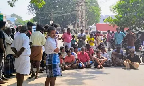 மின்தடையை கண்டித்து பொதுமக்கள் சாலை மறியல் மின்தடையை கண்டித்து பொதுமக்கள் சாலை மறியல்