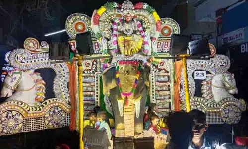 கரூர் மாரியம்மன் கோவிலில் பூச்சொரிதல் விழா கரூர் மாரியம்மன் கோவிலில் பூச்சொரிதல் விழா