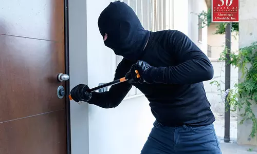 நிதிநிறுவன அதிபர் வீட்டின் பூட்டை உடைத்து 25 பவுன் நகை கொள்ளை