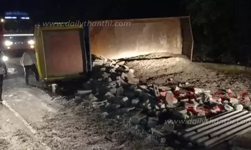 கொல்லிமலை கொண்டை ஊசி வளைவில்மினி லாரி கவிழ்ந்தது