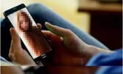 ஆபாச வீடியோகால் அழைப்பு: நிர்வாண அழகியுடன் பேசிய முதியவரை மிரட்டி ரூ.7 லட்சம் பறிப்பு ஆபாச வீடியோகால் அழைப்பு: நிர்வாண அழகியுடன் பேசிய முதியவரை மிரட்டி ரூ.7 லட்சம் பறிப்பு