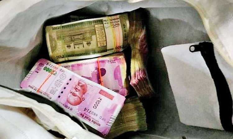 அரசு அலுவலகத்தில் பதுக்கி வைக்கப்பட்டிருந்த ரூ.2.31 கோடி, 1 கிலோ தங்கம் பறிமுதல்