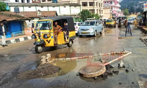 சாலையில் ஆறாக ஓடிய கழிவுநீர்