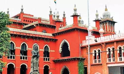 மாணவர்களுக்கு புத்தகம், சீருடை கட்டணத்தை வழங்குவது அரசின் கடமை - ஐகோர்ட்டு உத்தரவு