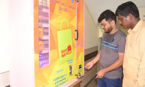 மஞ்சப்பை வழங்க தானியங்கி எந்திரம் வந்தாச்சு....