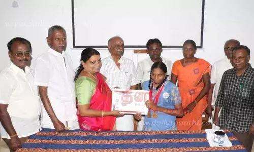 பள்ளி மாணவிக்கு அமைச்சர் கீதாஜீவன் பாராட்டு