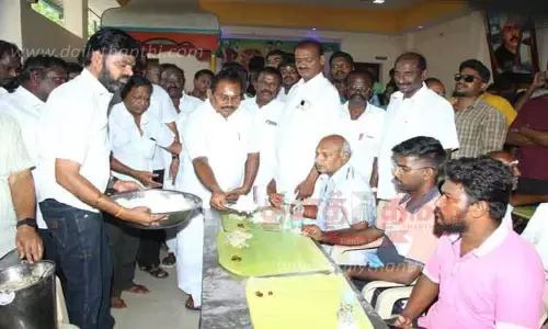 முத்தாரம்மன் கோவில் விழாவில் அன்னதானம்