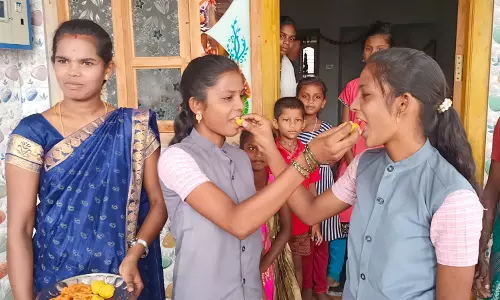 தர்மபுரி அருகே 10-ம் வகுப்பு பொதுத்தேர்வில் ஒரே மதிப்பெண் பெற்ற இரட்டையர்கள்