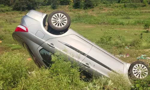 நத்தம் அருகே தலைகுப்புற கவிழ்ந்த கார்