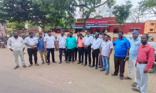 வீடு புகுந்து இளம்பெண், வக்கீல் மீது தாக்குதல்