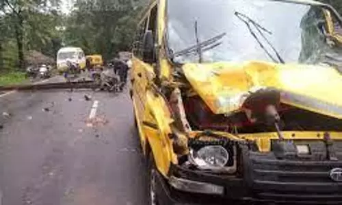 ரத்தினகிரி அருகே லாரி உரசியதில் மின் ஊழியர் பலி