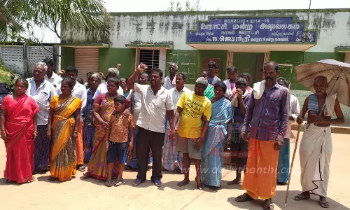 ஊராட்சி மன்றத்தை முற்றுகையிட்டு கிராம மக்கள் ஆர்ப்பாட்டம் ஊராட்சி மன்றத்தை முற்றுகையிட்டு கிராம மக்கள் ஆர்ப்பாட்டம்