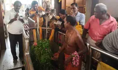 கம்பத்திற்கு புனித நீர்