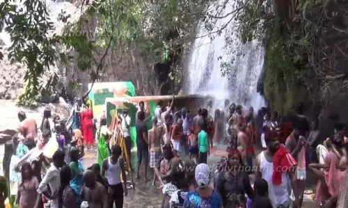 அகஸ்தியர் அருவியில் குடும்பத்துடன் குவிந்த சுற்றுலா பயணிகள்