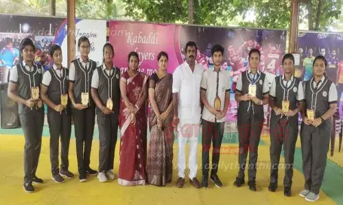 சி.பி.எஸ்.இ. பொதுத் தேர்வில் சாதனை படைத்த வி.எஸ்.ஆர். இன்டர்நேஷனல் பள்ளி மாணவர்களுக்கு பாராட்டு