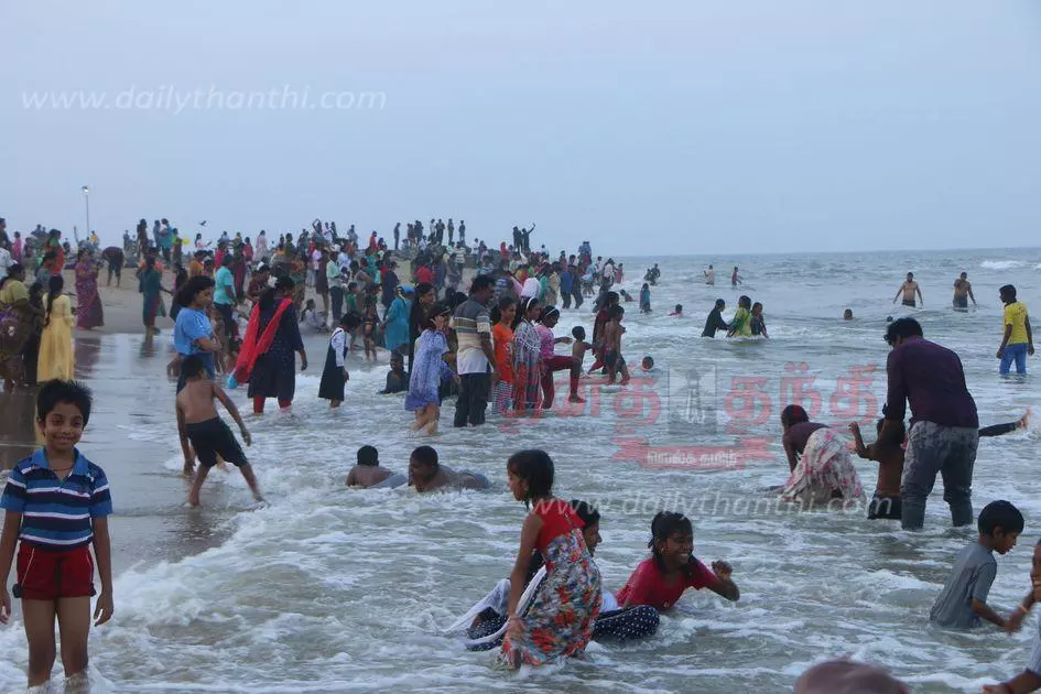 புதுவை கடற்கரையில் சுற்றுலா பயணிகள் குவிந்தனர்