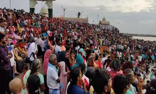 ஞாயிறு விடுமுறை: குமரியில் குவிந்த சுற்றுலா பயணிகள்...!