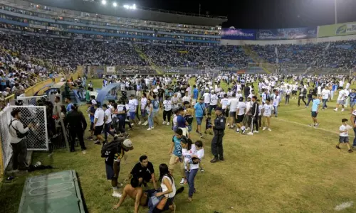 கால்பந்து மைதானத்தில் கூட்ட நெரிசல் - 9 பேர் பலி